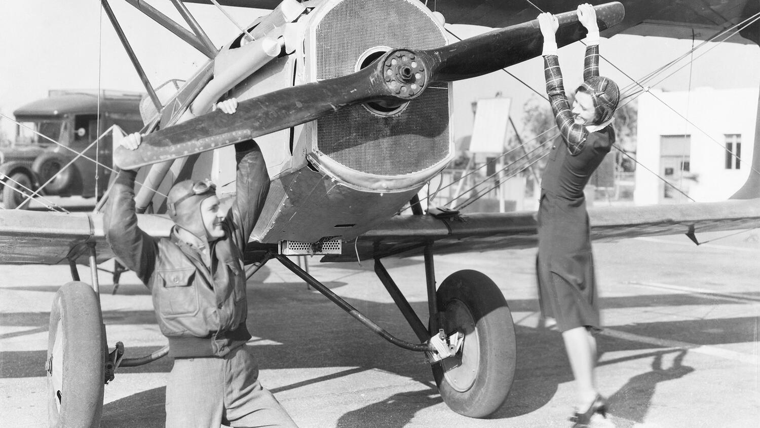 vintage-foto-man-vrouw-vliegtuig