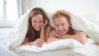 Proud-Mary_Sleepy_Campagne_Man en vrouw samen lachend onder lakens in bed